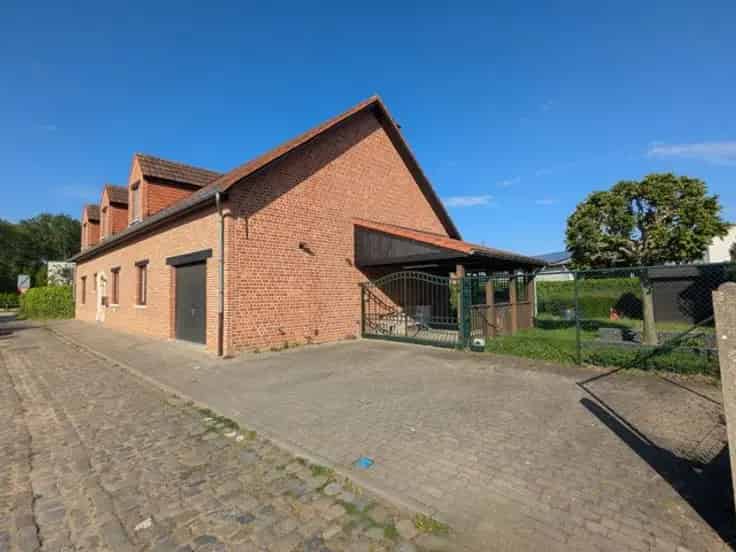 Landhuis Te Koop: Ruime Hoeve met Tuin en Garage