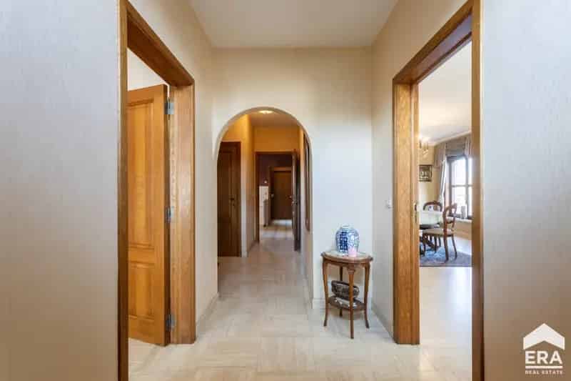 Huis te koop in Nieuwerkerken met 6 slaapkamers en tuin