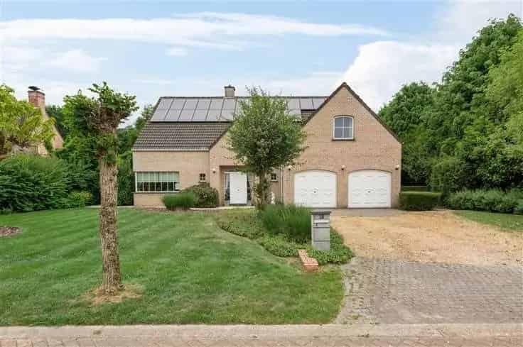 Villa te Koop Rustige Straat Nabij Centrum 4 Slaapkamers Zwembad