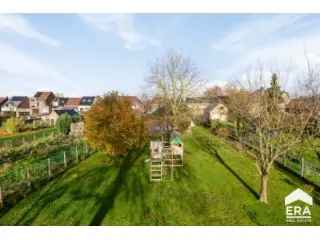 Villa te koop in Lembeek met grote tuin en dubbele garage