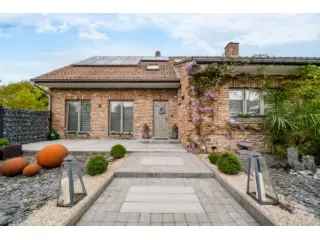 Villa te koop - Ruime woning met zwembad en tuin