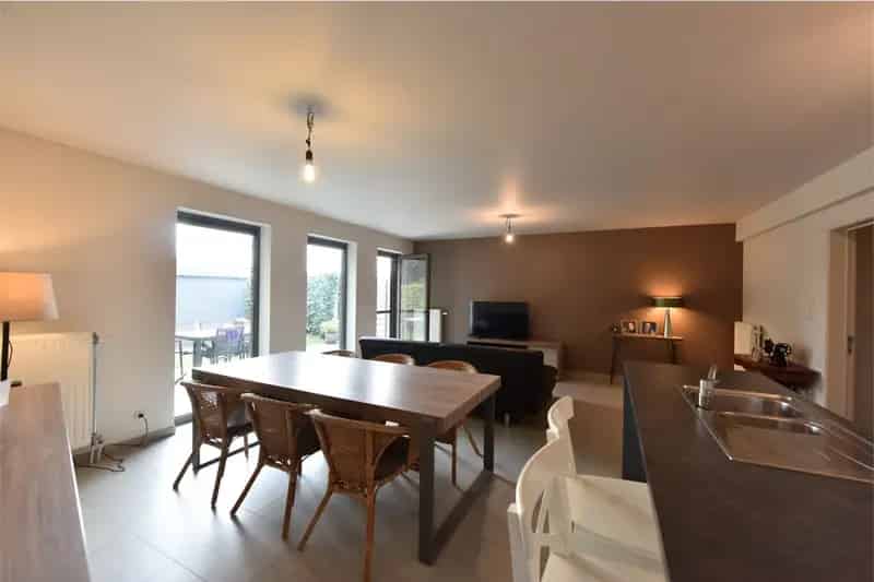 Gelijkvloers appartement met tuin en garage te huur