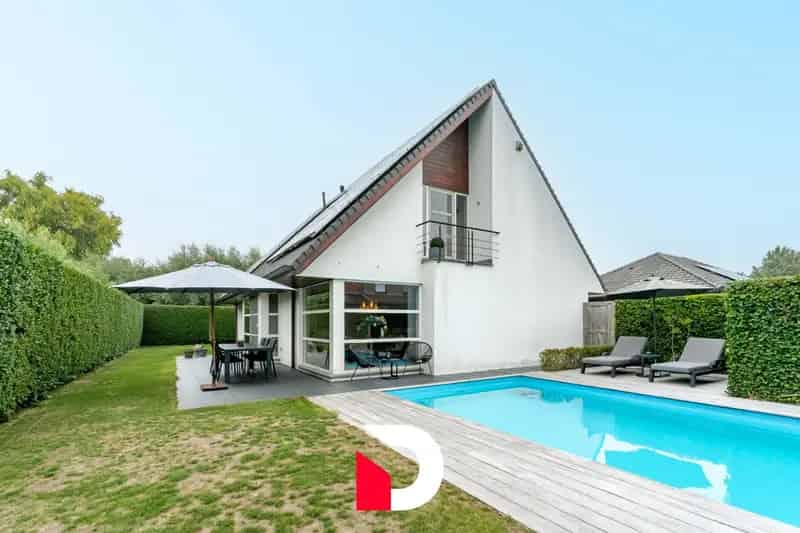 Vrijstaande woning met zwembad op een beheersbaar perceel met 4 slk.'ers  in kindvriendelijke woonwijk.