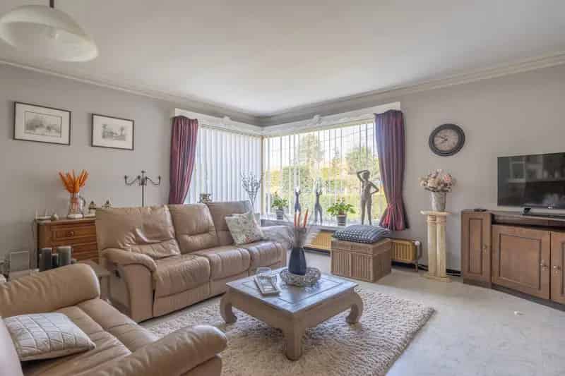 Woning 4 slaapkamers zwembad werkplaatsen 2634m2