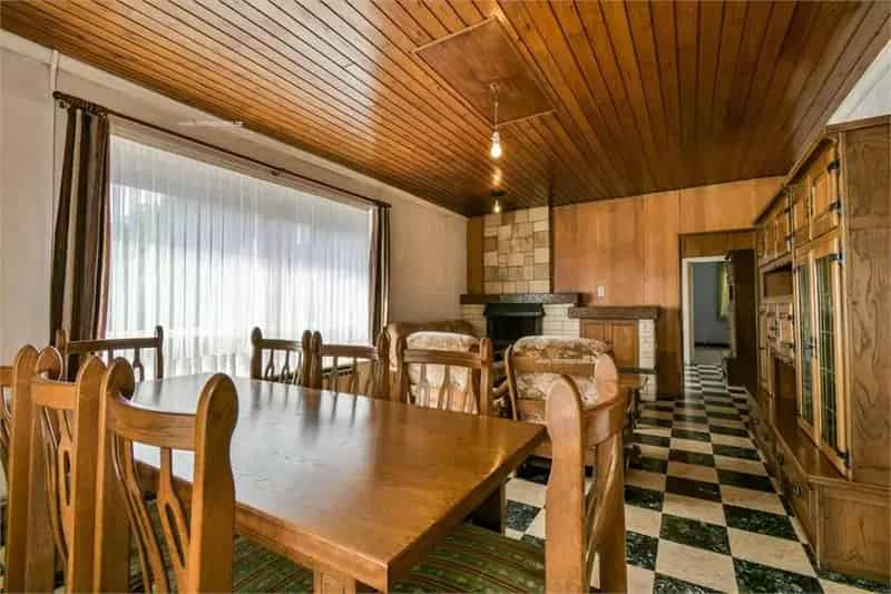 Te renoveren woning met 3 slaapkamers en ruime garage in Wijnendale