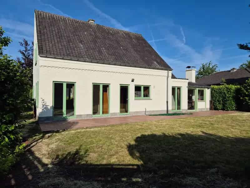 Ruime woning met 3 slaapkamers bureau en tuin