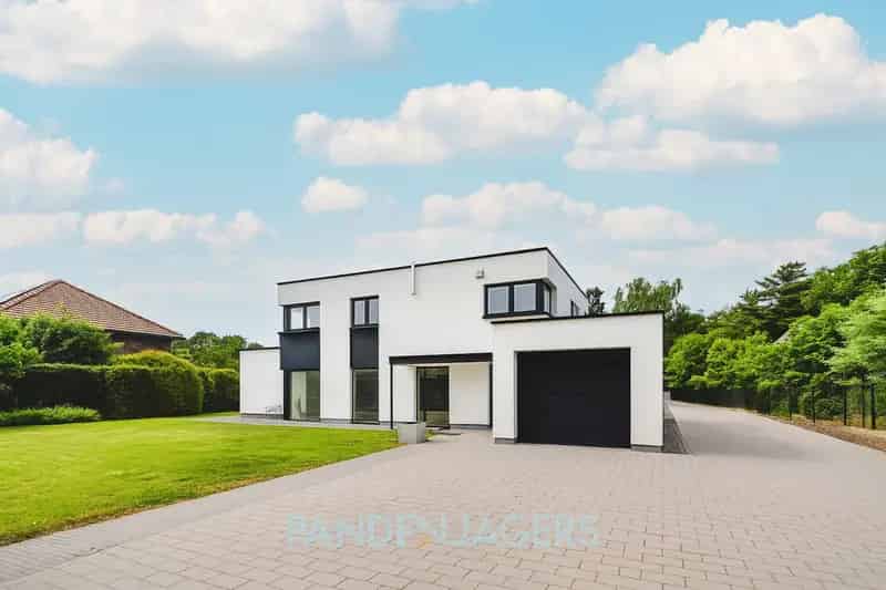 Riante Villa met Zwembad te Koop