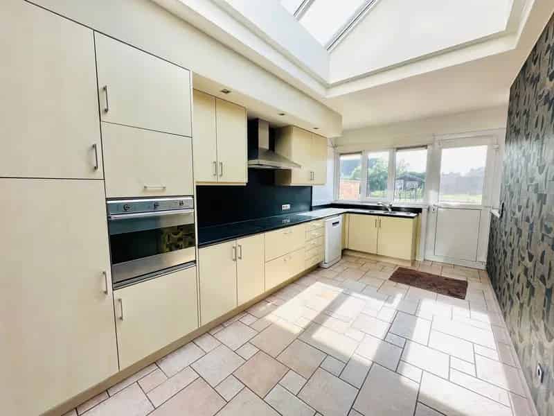 Halfopen woning te koop Roeselare: 3 slaapkamers, garage, zuidtuin