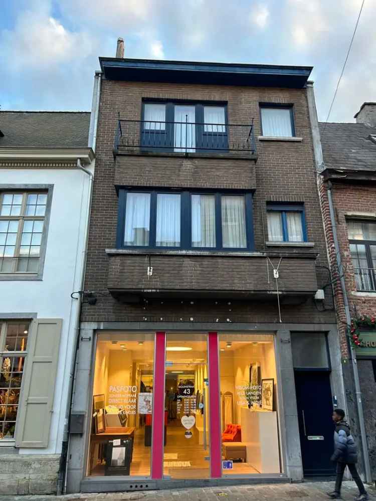 Instapklaar handelspand met duplex appartement