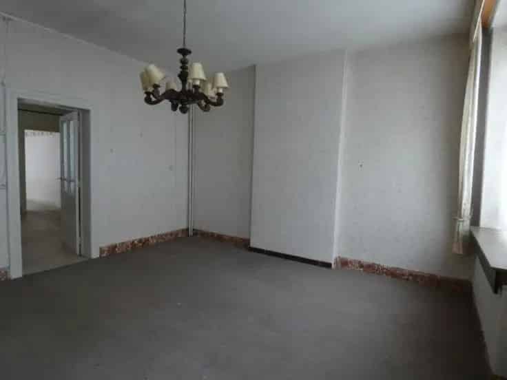 Herenhuis te renoveren met tuin nabij autosnelweg