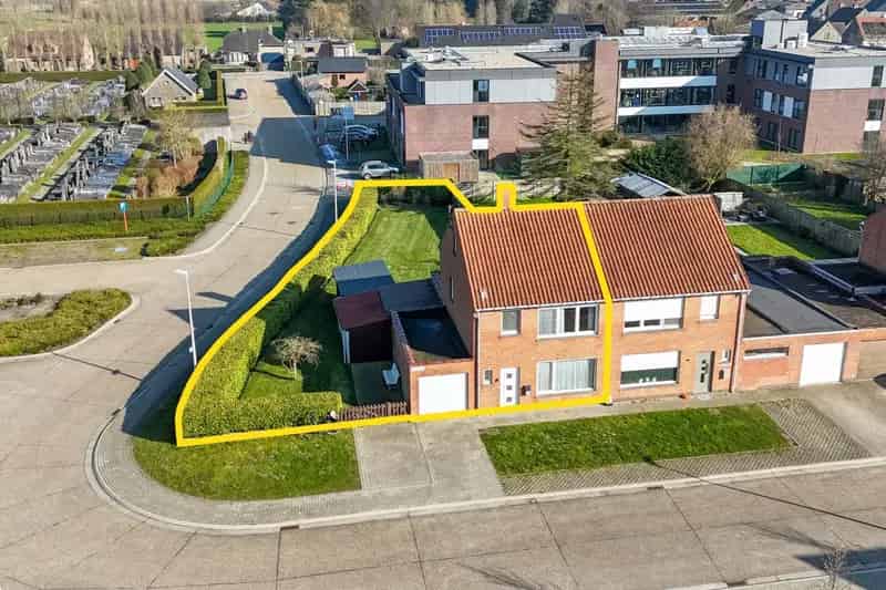 Ruime halfopen woning met garage te Oudenburg