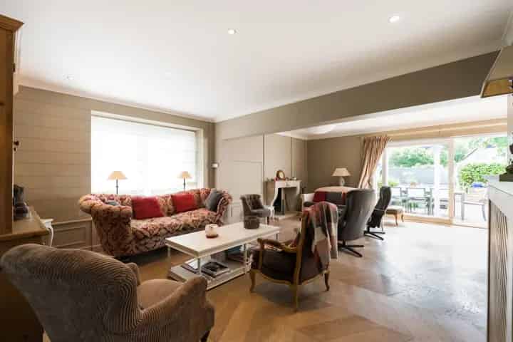 Gezinswoning Troënes 6 - 4 slaapkamers, garage, zwembad
