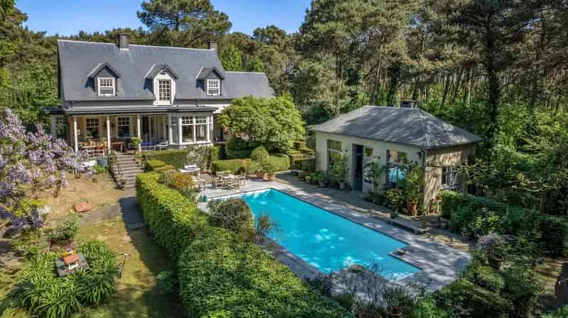 Engelse Cottagevilla met Zwembad en Bouwgrond te Koop