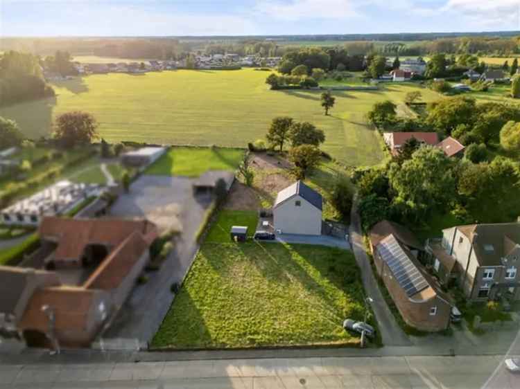 VERGUND PROJECT VAN TWEE EENGEZINSWONINGEN IN HET LANDELIJKE ZOUTLEEUW