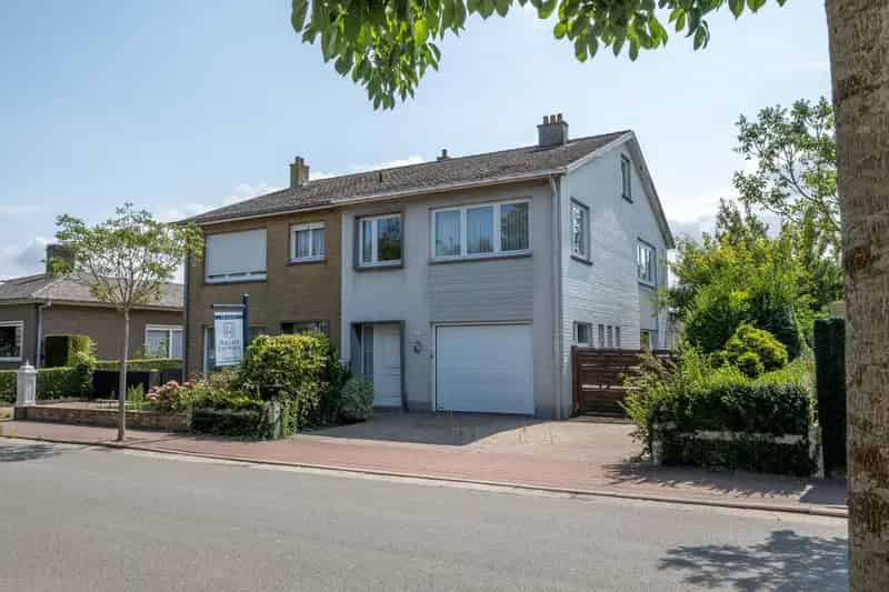 Huis te koop Heist-aan-Zee: Grote Koppelvilla Nabij Strand
