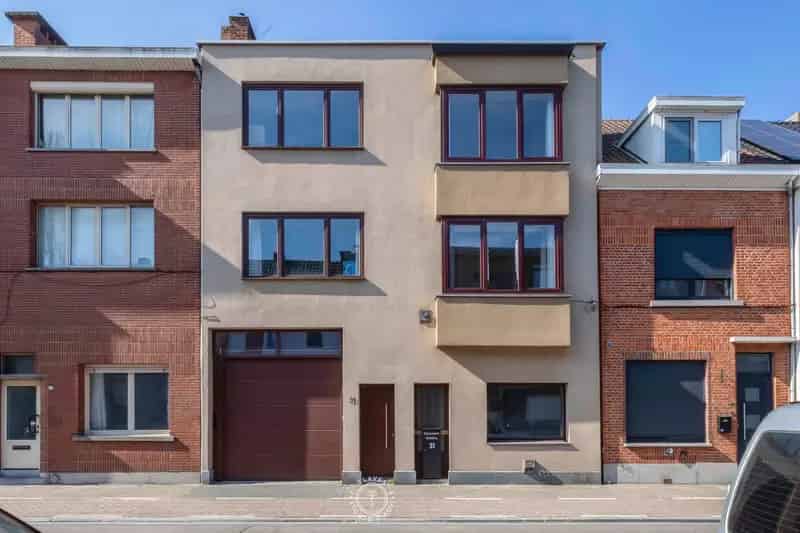 Huis te koop: Op te frissen woning met zonnepanelen en zuidgerichte tuin