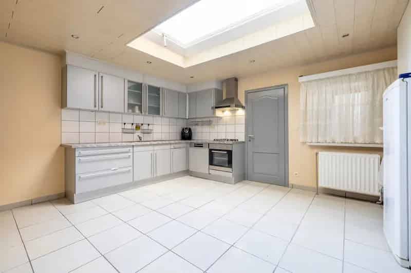 Woning met 4 slaapkamers en koer te koop