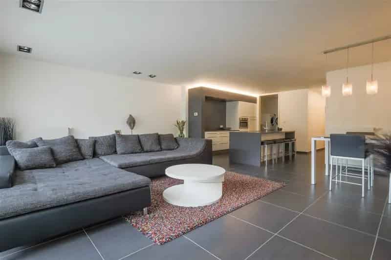 Huis te koop: Twee appartementen, magazijn en grond