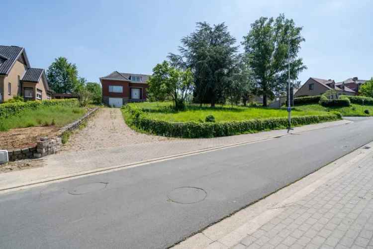 Perceel bouwgrond voor open bebouwing op 9a 37ca, zeer mooi en rustig gelegen op enkele minuutjes van het centrum