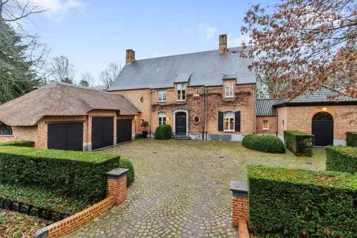 Riante Villa te Koop Schilde: Luxueus Wonen met Verkavelsmogelijkheden