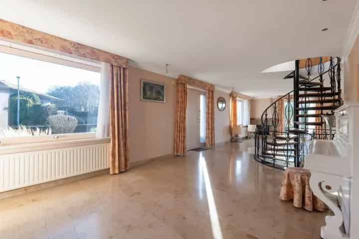 Gezinswoning te koop - 6 slaapkamers - Grote garage