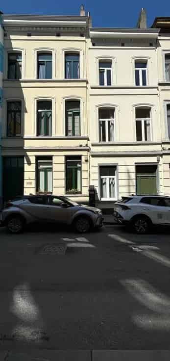 Twee Herenhuizen Te Koop: Ideaal voor Studenten of Kantoren