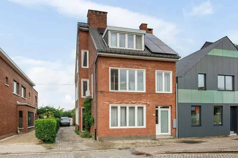 Half open bebouwing met 4 slaapkamers en ruime tuin!