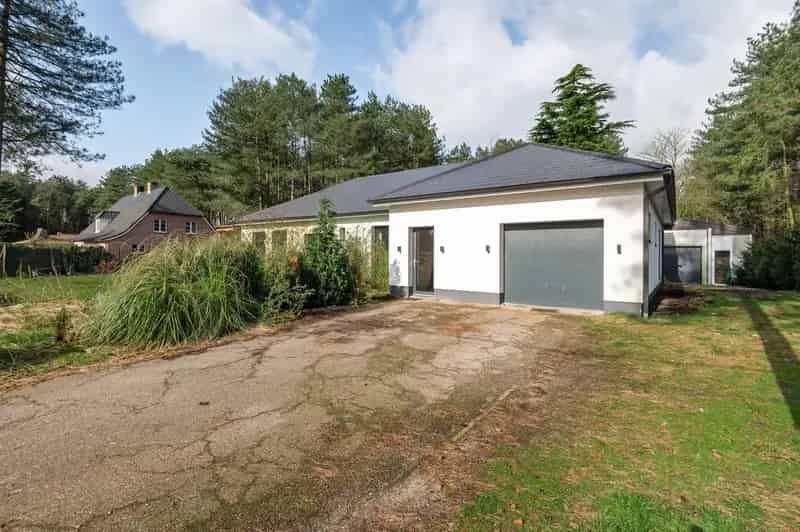 Deels gerenoveerde woning 2700m2 grond