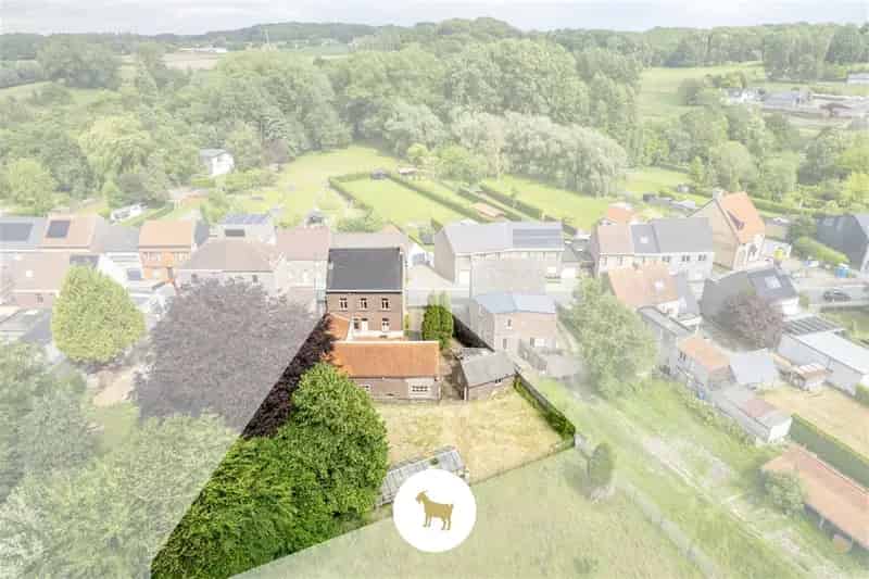 Ruime Dorpswoning met Schuur Bijgebouw en Tuin