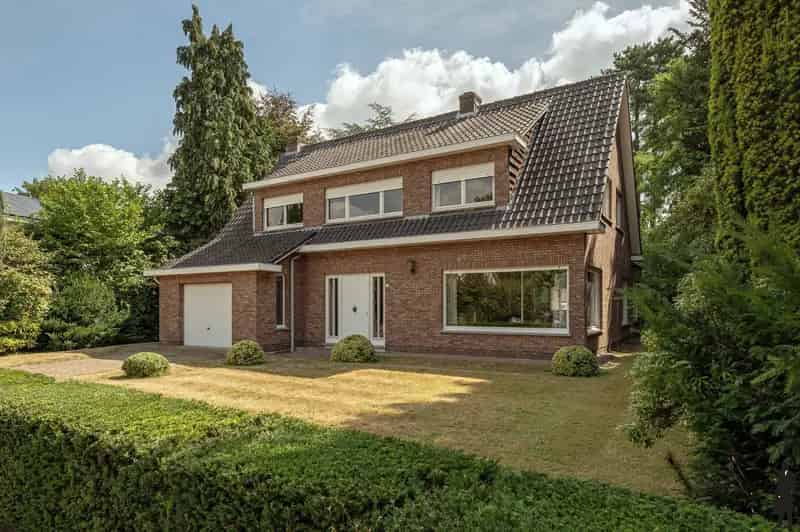 Huis te huur Brasschaat: Tijdloze villa met 4 slaapkamers en grote tuin