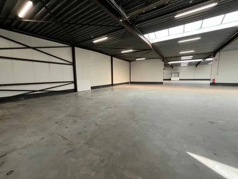 TE HUUR 485 m² KMO-unit nabij E313