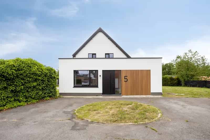 Gerenoveerde 5 Slaapkamerwoning met Bijgebouw te Huur