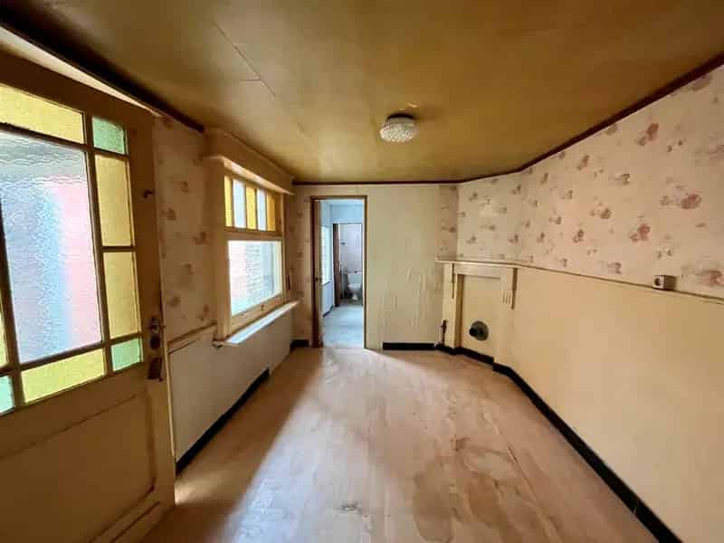 Te renoveren gezinswoning met garage in Boom