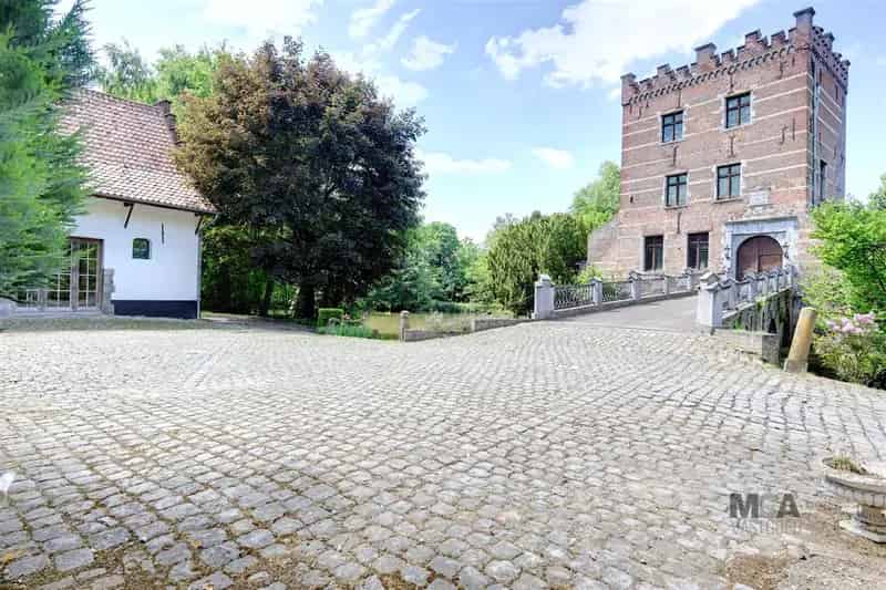 Kasteel te koop Hasselt: Uniek woonkasteel met zwembad