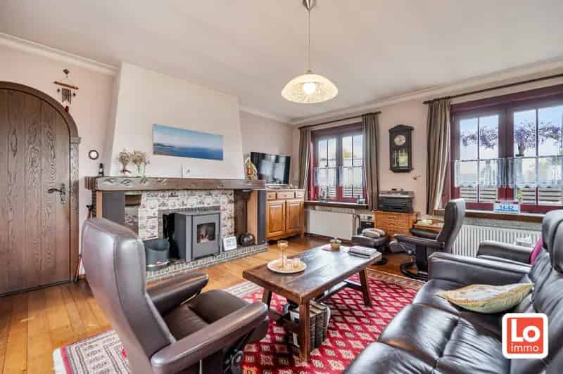 Huis te Koop Beervelde: Op te frissen woning met stoellift