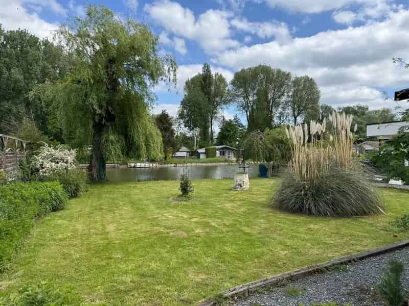 Huis te koop: Vakantiehuis met tuin en vijverzicht