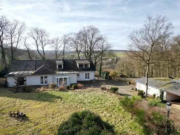 Te koop huis in Dion-le-Mont met panoramisch uitzicht en ruime villa