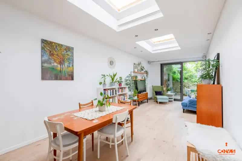 Stadswoning met Studio en Zonnige Koer te Koop