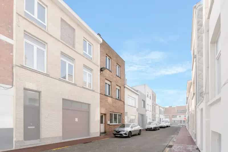 6 Slaapkamers Nabij Strand en Station