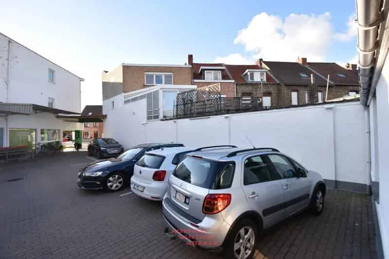 Robuuste Hoekwoning met Ruime Garage en Magazijn 155m2