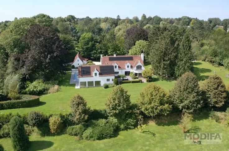 Villa Te Koop: Ruime Familiewoning met Zwembad en Bijgebouw