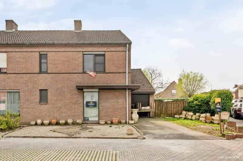 Huis te Koop te Pittem: 3 Slaapkamers, Garage en Tuin
