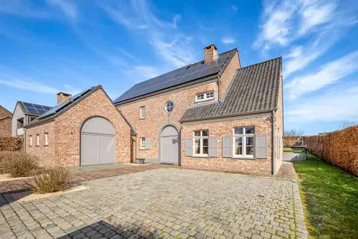 Luxe Villa Te Koop Jeuk  Hoogstaande Afwerking Ruime Tuin