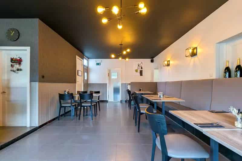 Kantoor te koop in Evergem: Instapklare Handelszaak met Appartement
