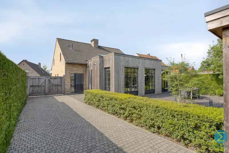 Huis te huur: Instapklare gezinswoning met 4 slaapkamers en bijgebouwen