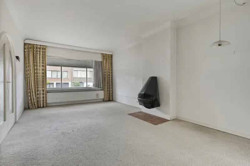 Huis te koop: 2 slaapkamers, garage, grote tuin, renovatieproject