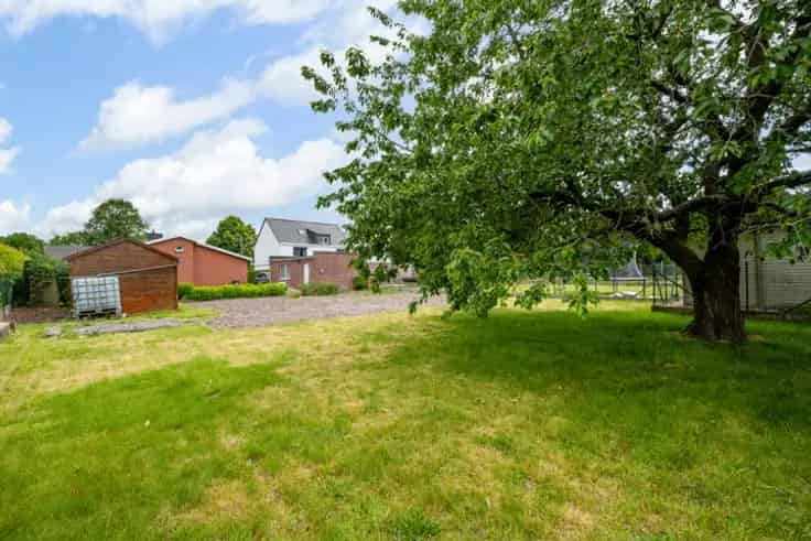 Huis Te Koop: Bungalow te renoveren met grote tuin en garage