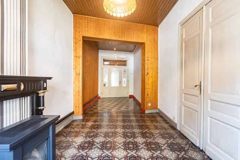 Te renoveren woning met private parkeerplaats
