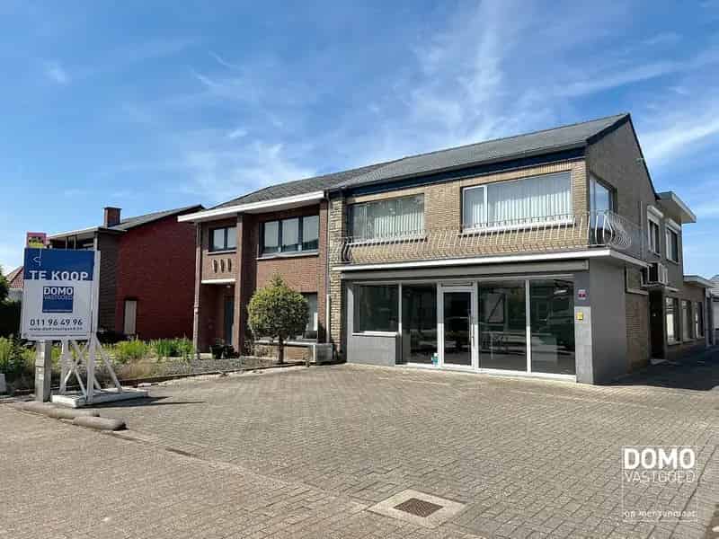 Handelspand met Appartement te Kermt