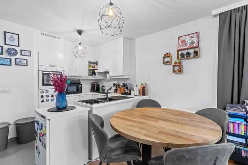 Lichtrijk Appartement met Tuin te Koop in Gent
